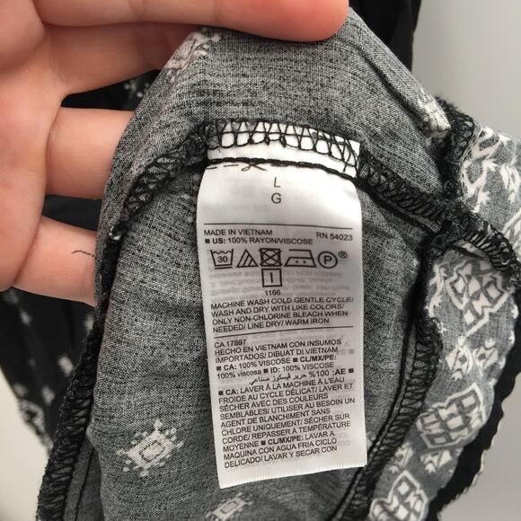 Old Navy Sleeveless Adjustable Strap Romper Black - Picture 5 of 5